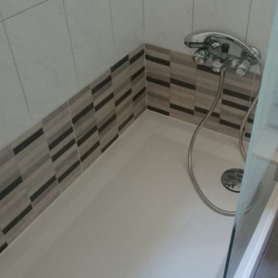 REFORMAS INTEGRALES INTERIORES / REFORMA DE BAÑO  </br></br>Reconversión de bañera a plato ducha renovando la imagen del baño dando una solución moderna y elegante.