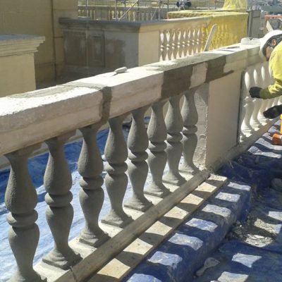 REHABILITACIÓN DE EDIFICIOS PATRIMONIALES / TORRE VITALICIO </br></br> Trabajos de restauración y rehabilitación de las balaustradas de piedra de las terrazas en las plantas superiores del edificio Vitalicio en Paseo de Gracia.